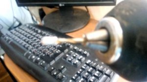 Обломаный штекер от наушников как я вытаскивал.