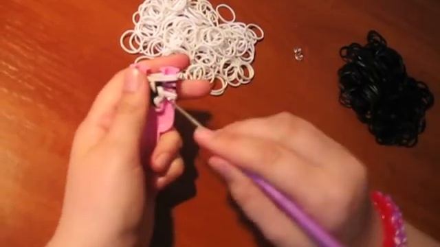 Браслеты из резинок.Плетение браслетов из резинок "Тротуар".Без станка.Поделки с детьми! смотреть онлайн