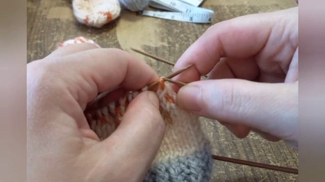 Носочки детские на четырех спицах без шва. Носки на любой размер. смотреть онлайн