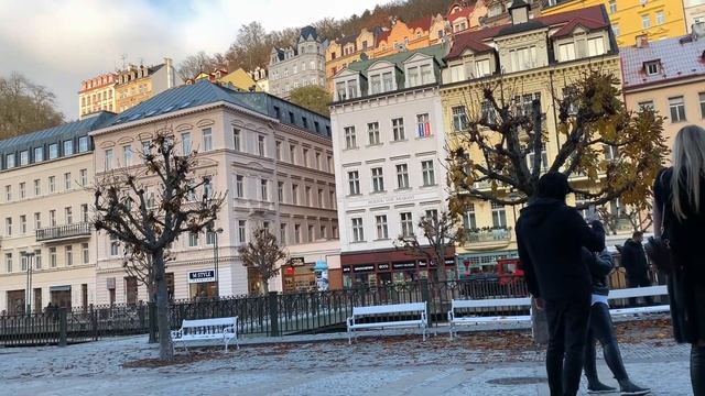 ПОЧЕМУ НАДО ПРИЕХАТЬ В КАРЛОВЫ ВАРЫ? ВЛОГ ИЗ ЦЕНТРА КАРЛОВЫХ ВАРАХ. ЦЕЛЕБНАЯ ВОДА. ОЦЕНИВАЕМ ЛАВОЧК смотреть онлайн