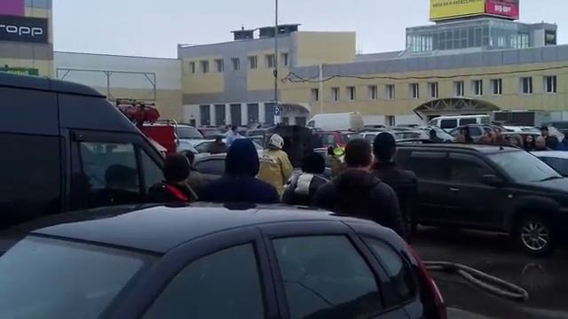 Пожар на парковке ТЦ "Галактика" Смоленске смотреть онлайн
