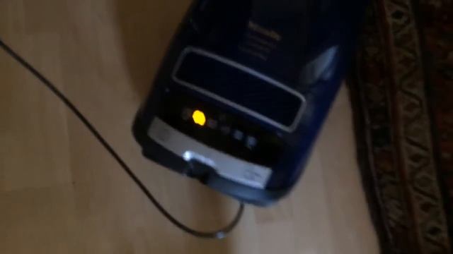 Miele vacuumcleaner sticks to the wall with treehugging 700W смотреть онлайн