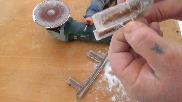 Сервировочная доска или поднос из спилов дерева и эпоксидной смолы tray made of wood and epoxy resi смотреть онлайн