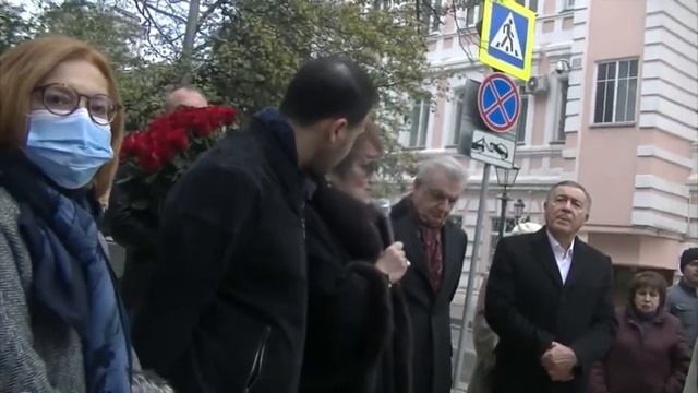 25 октября 2020 г около памятника Муслиму Магомаеву смотреть онлайн
