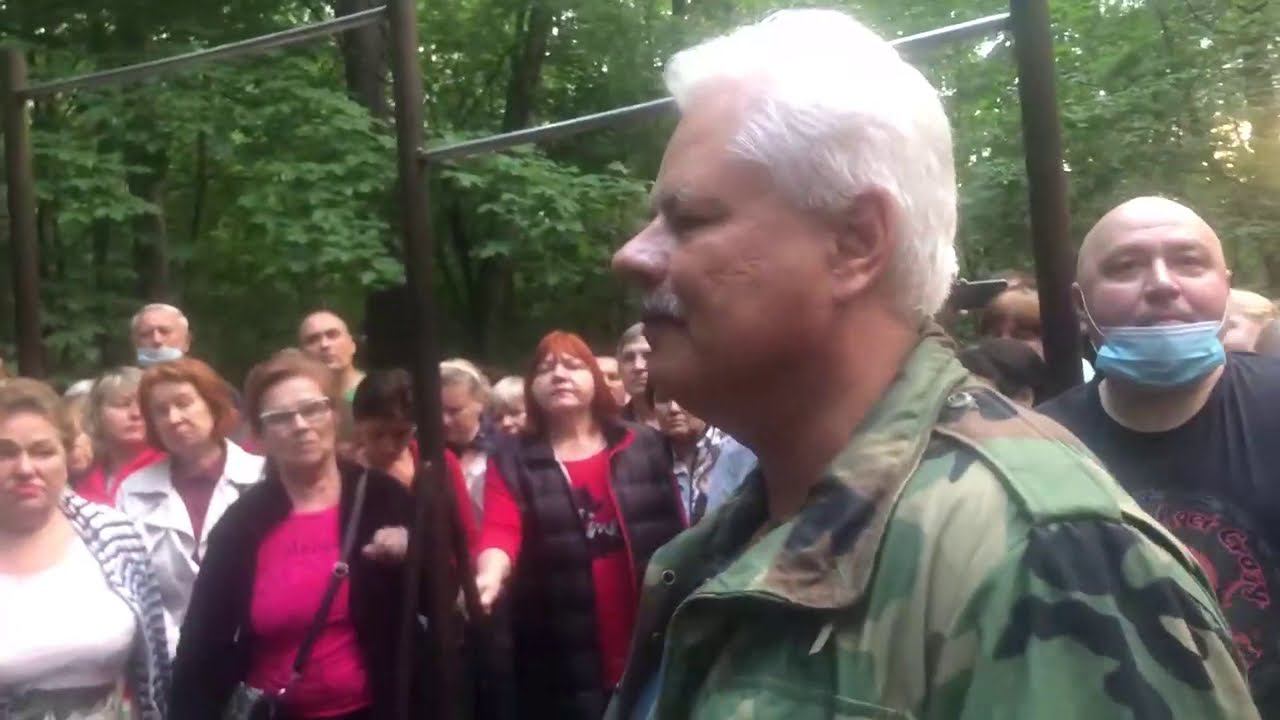 Жители Барвихи вышли на улицу смотреть онлайн