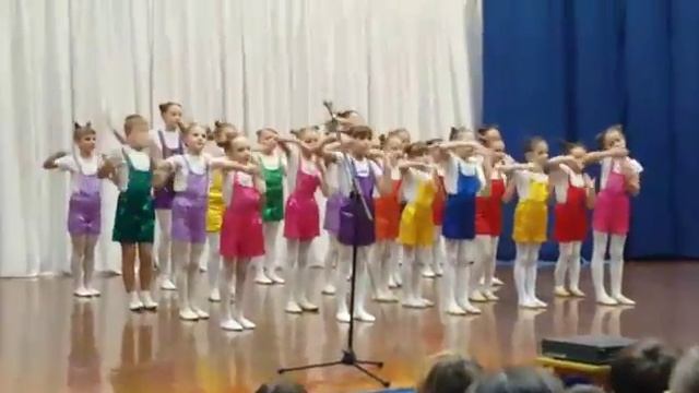 Мы выступили!)) Я в жёлтом костюме и в последний линии!))) смотреть онлайн