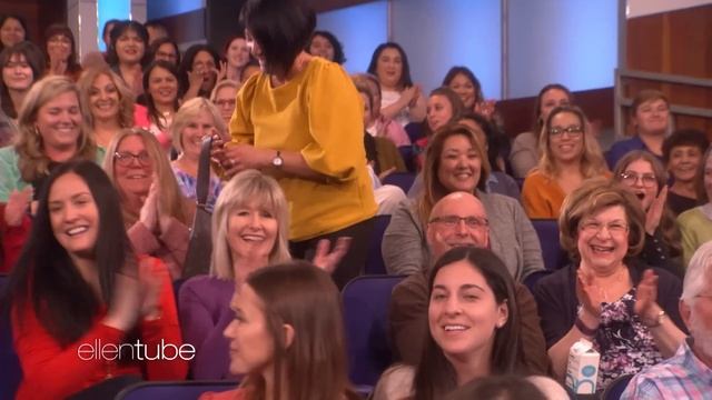 Ellen Goes Through an Audience Member's Purse for Her Birthday смотреть онлайн
