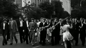 1974 год. Тюмень. Выпускники гуляют по улицам города.