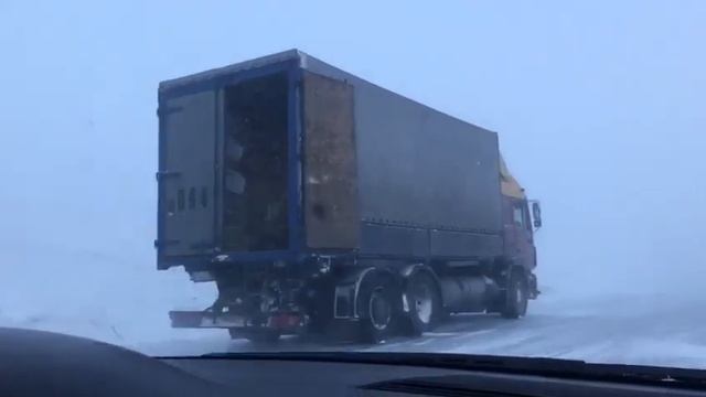 Дорога как зеркало, фуры лежат - водитель о трассе Алматы-Караганда смотреть онлайн