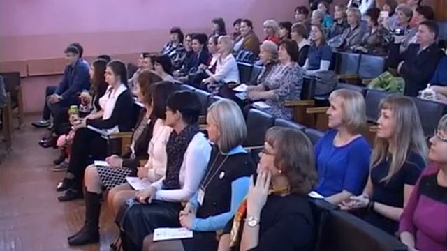 Английский или русский? Блондинка, брюнетка или шатенка – город выбрал лучшего «Учителя года» смотреть онлайн