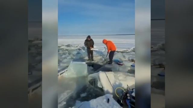 Извлекают водолазы грузовик в Приамурье смотреть онлайн