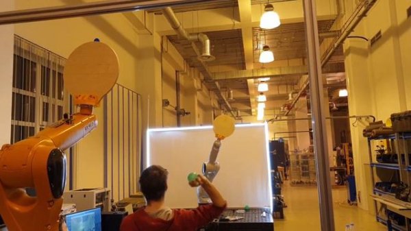 Промышленный робот KUKA играет в теннис / Industrial robot KUKA plays tennis