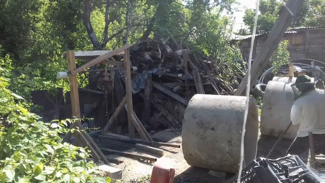 Как одному подкатить ж/б кольцо к яме и опустить его в яму. смотреть онлайн