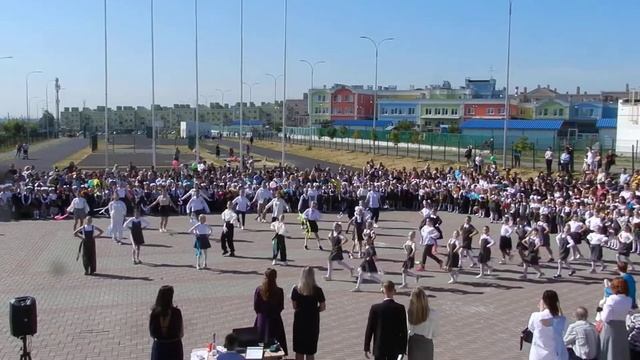 Танец с ленточками на линейке 1 сентября. смотреть онлайн