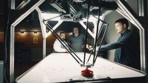 Дельта-робот Nevlabs, играющий в аэрохоккей