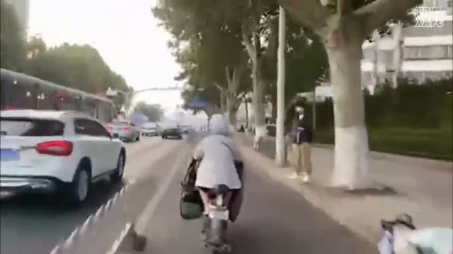 ЗУБАРЕВ ЕДЕТ НА МОПЕДЕ И ТРОЛЛИТ КИТАЙЦЕВ / ИРЛ СТРИМ ЗУБАРЕВА В КИТАЕ смотреть онлайн