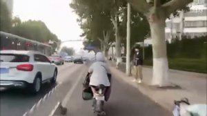 ЗУБАРЕВ ЕДЕТ НА МОПЕДЕ И ТРОЛЛИТ КИТАЙЦЕВ / ИРЛ СТРИМ ЗУБАРЕВА В КИТАЕ