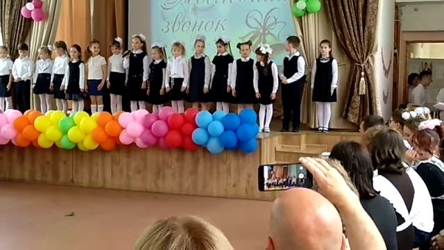 "Последний звонок" подарок 11классу от первоклассников смотреть онлайн