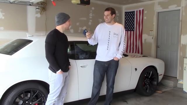 Я водил Dodge Challenger Hellcat (и чуть его не разбил) смотреть онлайн