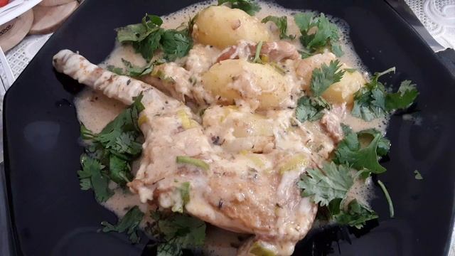 Кролик в сырно-сметанном соусе с молодой картошкой. Париж/Lapin aux pomme de terre. Paris. смотреть онлайн