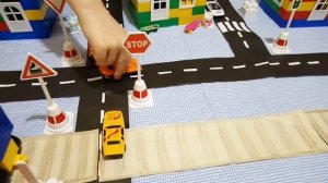 Дорожные знаки и правила дорожного движения для детей. Учимся играя в городе из конструктора.