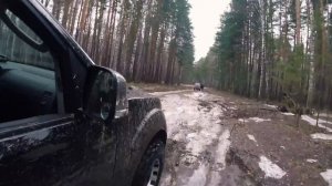 Внедорожный поединок Nissan Navara и Mitsubishi Pajero