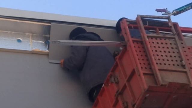 Проверка кровли тепловизором и утепление свеса: видео со скатной крыши в Икше