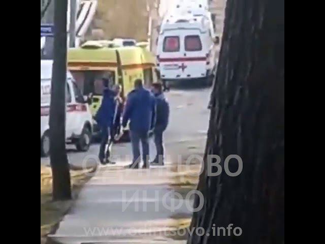 Вереница карет из 70 машин скорой помощи в Звенигородскую городскую клиническую больницу №45 смотреть онлайн
