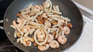 Рис с морепродуктами, овощами и пастой Том Ям