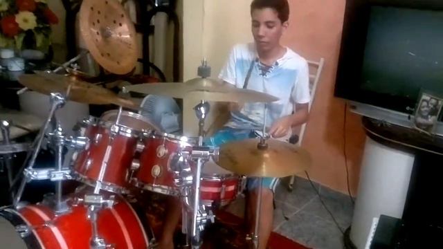 Primeira aula de bateria de Enrique смотреть онлайн