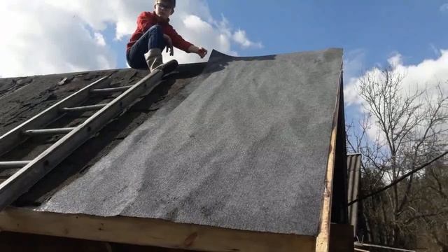 Кроем крышу Андройдом!) (#20) Накрываем крышу сарая новым рубероидом! смотреть онлайн