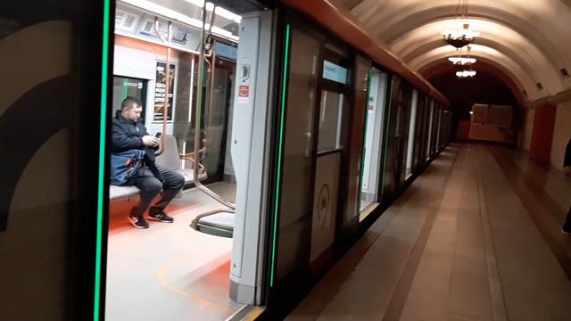 Метро поезд "Москва" прибывает на ст.Краснопресненская номер 75068. 08.10.2022. смотреть онлайн