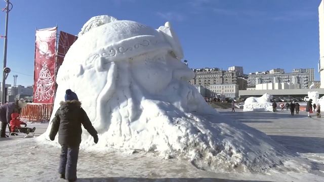 Сотни горожан посещают новогодний городок и участвуют в праздничных мероприятиях во Владивостоке смотреть онлайн