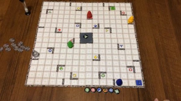 Играю в настольную игру Ricochet Robots (Рикошетящие роботы) соло-вариант