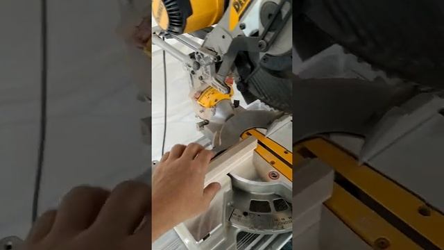 Новая торцовочно-усовочная пила от DeWalt Dws 727 .