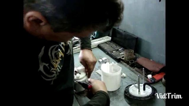 Простейший способ Замена топливного фильтра Hyundai I-30 2013 года смотреть онлайн