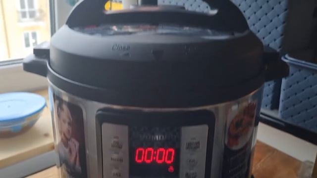 Тушёные куриные голени и макароны, сваренные в маринаде от огурцов, в мультиварке-скороварке. смотреть онлайн