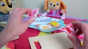 Paw Patrol Skye и Chase веселого дня на детской площадке!