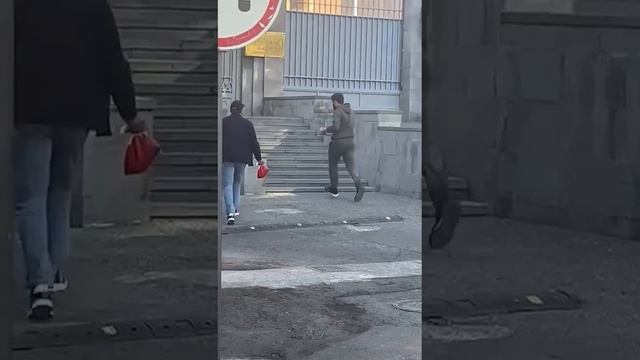 ?Армяне атаковали посольство России в Ереване❗️ смотреть онлайн