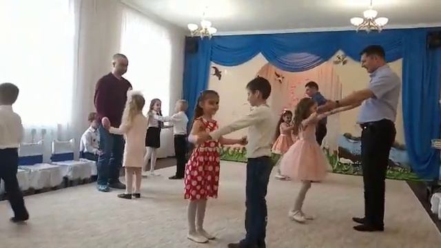 Танец с папой/ Утренник 8 марта 2020 г./ Днестровск Детский сад 6 "Флоричика" смотреть онлайн