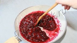 Дрожжевой пирог с замороженной вишней, рецепт приготовления