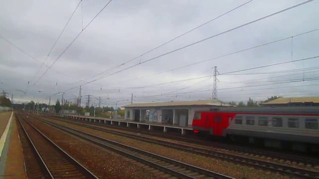 Товарный поезд, электропоезд ЭР2Т уходит в тупик, станция Нара сентябрь 2014 смотреть онлайн