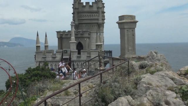 Огромные можжевеловые ягоды в Ласточкином гнезде смотреть онлайн