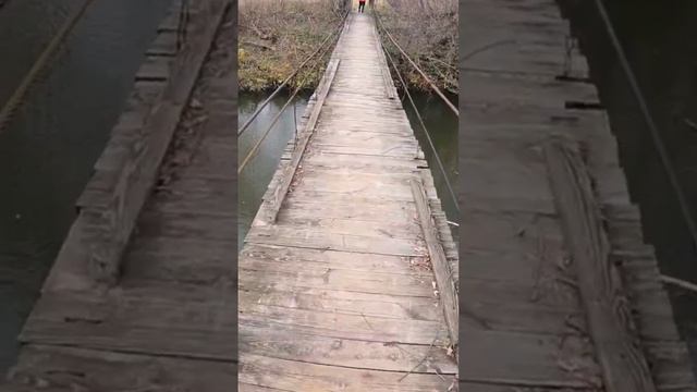 Деревянный подвесной мост через реку