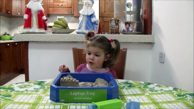 Волшебный песок лепим замки и новый друг Лизы пудель Magic sand and Liza's new friend смотреть онлайн