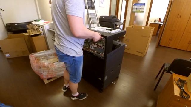 Распаковка, установка и запуск МФУ Kyocera 4052ci. Обзор. смотреть онлайн