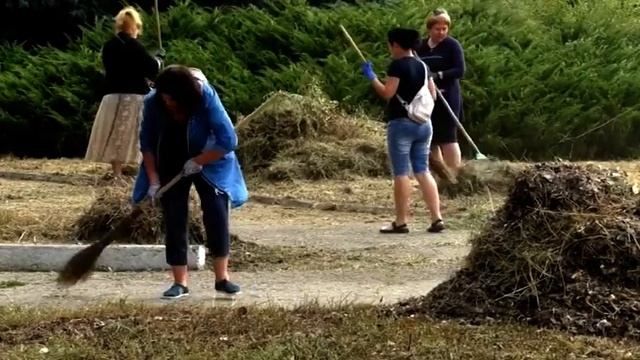 На слов’янському курорті - люди з мітлами та граблями. смотреть онлайн