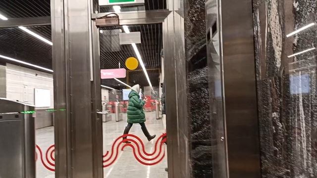 Проход в метро мимо рамки, службы безопасности и ГКУ контролеров смотреть онлайн