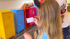 Настя и Папа отгадывают необычные загадки 5 шкафчиков.