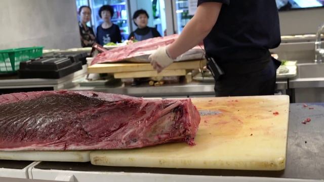 МЕГА ТУНЕЦ 120 КГ РАЗДЕЛКА _ корейская уличная еда.mp4 смотреть онлайн